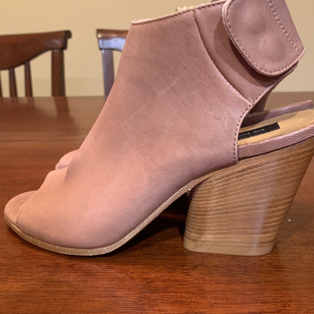 Absolutely stunning new nude leather Vero Cuoio shoes 3.5 inches made in Italy.